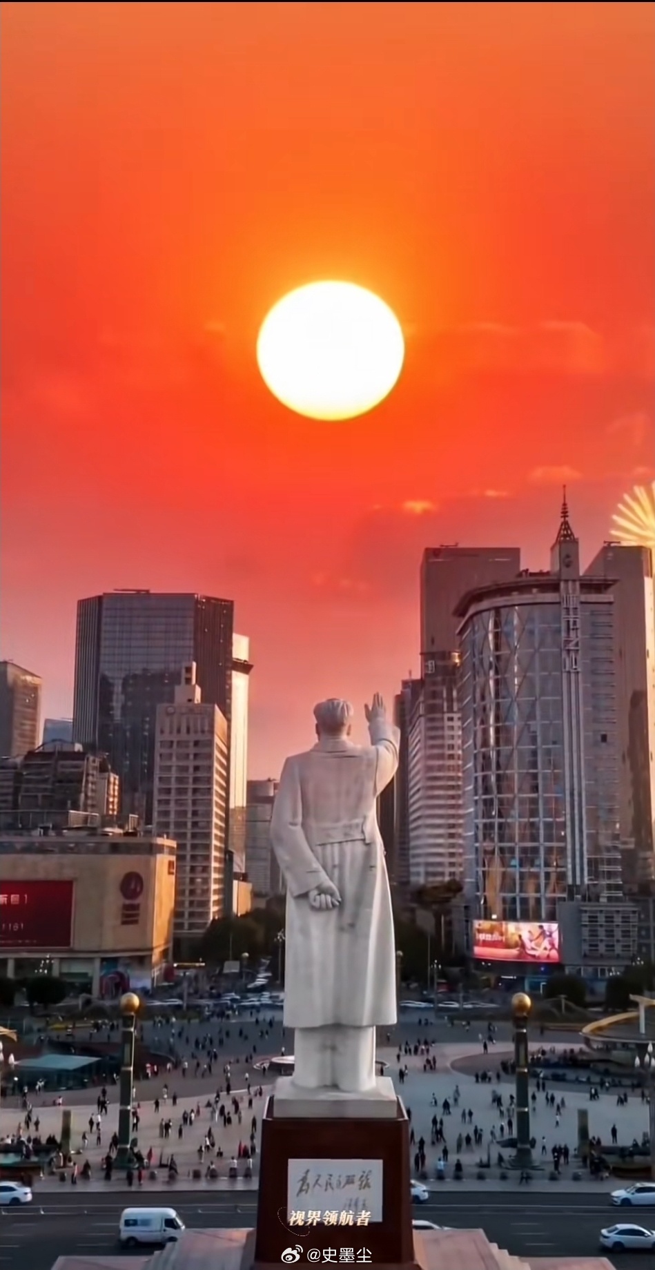 难过时瞻仰他英容，迷茫是品读他的著作，他不朽的思想永远指引着我们！ 