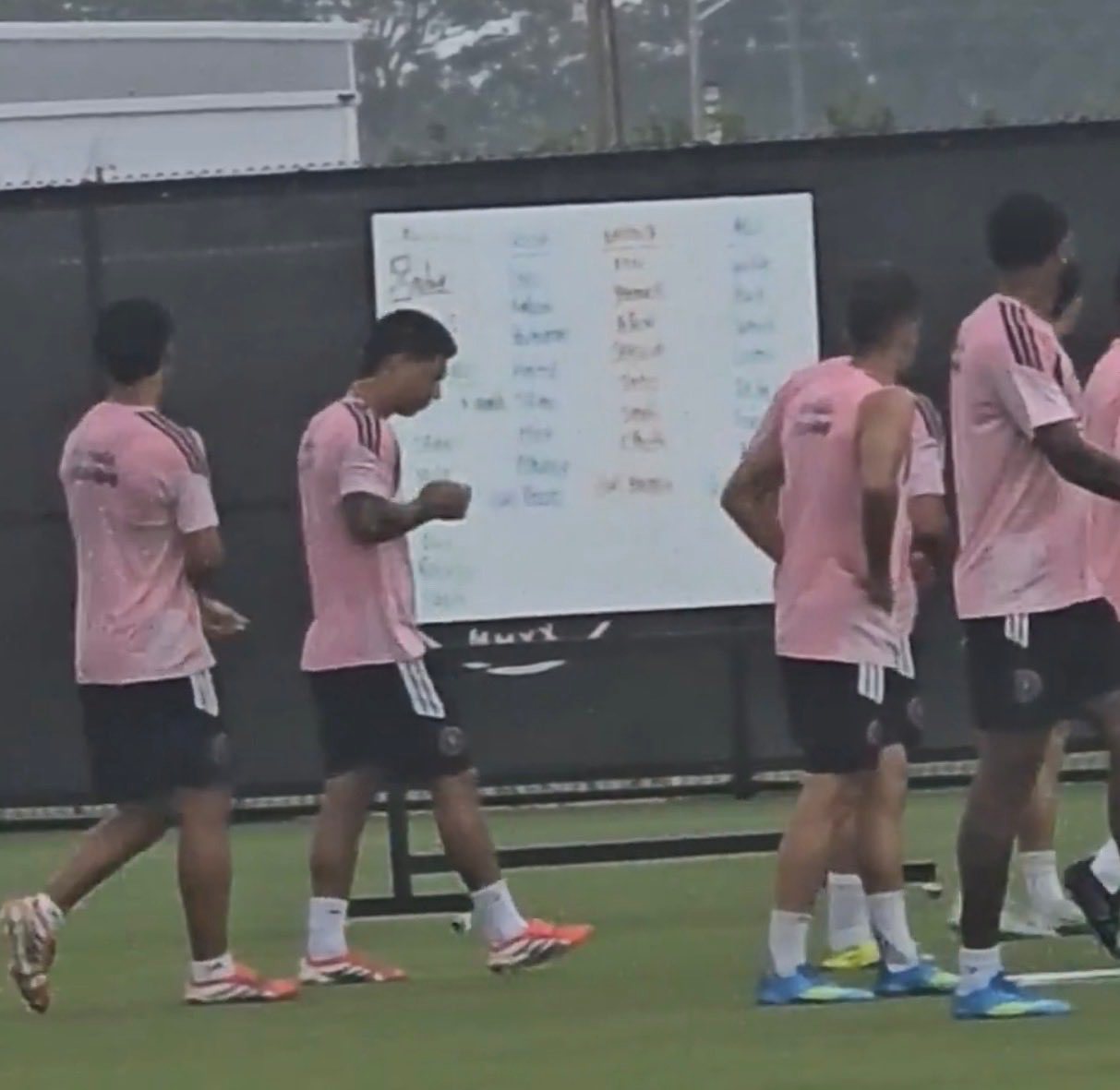 迈阿密国际队的新训练场上设立了一块记分牌，上面显示着三支球队的积分排名，并附有一