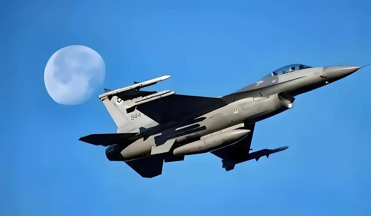 1月22日，针对岛内F-16V战机6日晚间于花莲外海坠海，中国台湾空军司令部督察