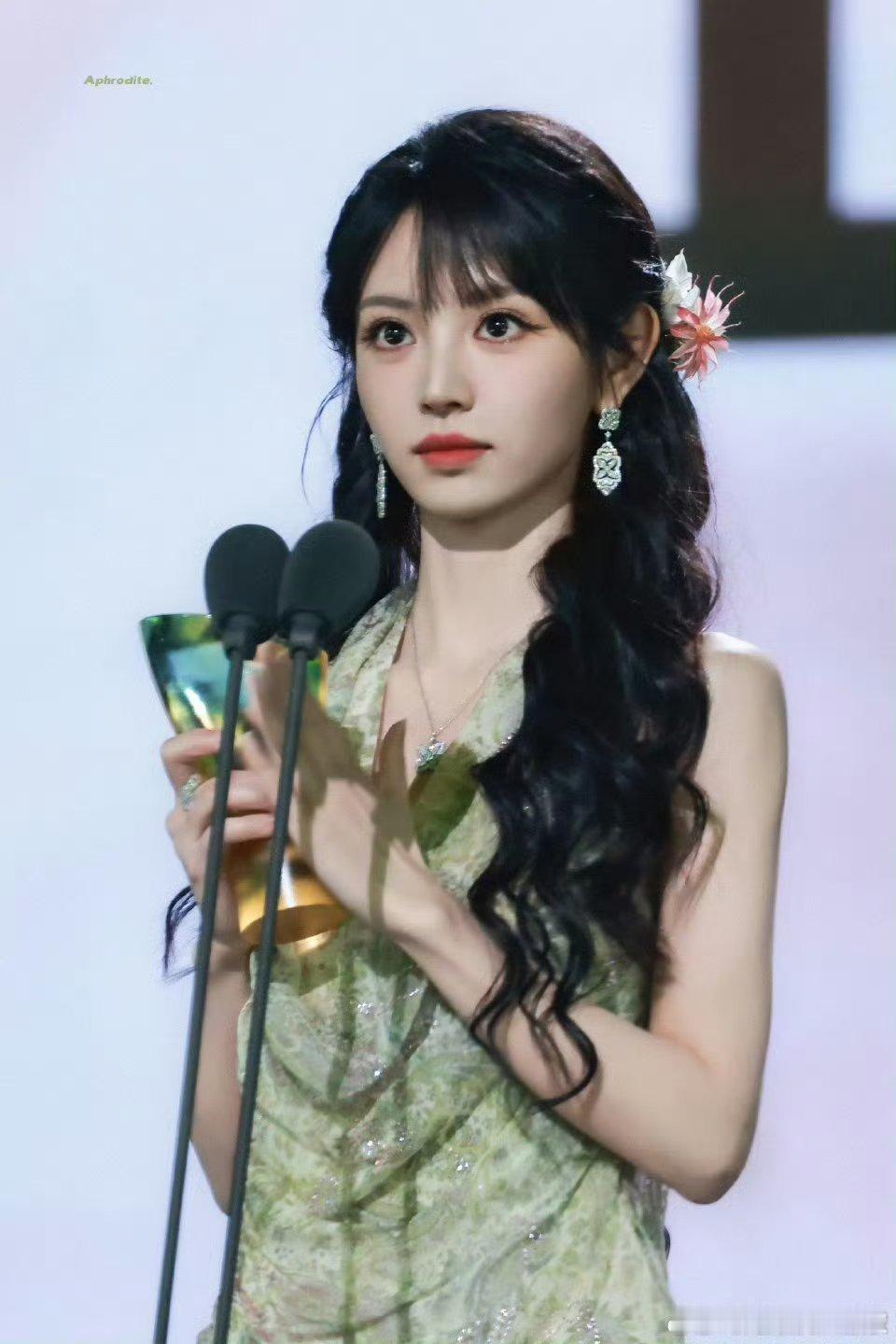 田曦薇星光大赏内场领奖图，小田一路生花越来越好