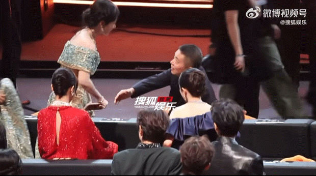 微博之夜内场杨幂微博之夜内场c位 正后面角度再看座位很明显了吧！杨幂坐在曹国伟后