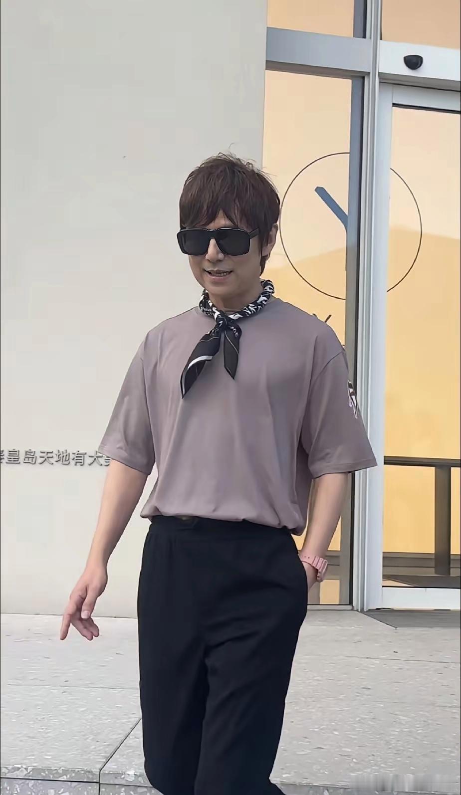 辣眼睛啊，真受不了，一个大男人戴个丝巾关键还是51岁的中老年男人，为啥不能接受自