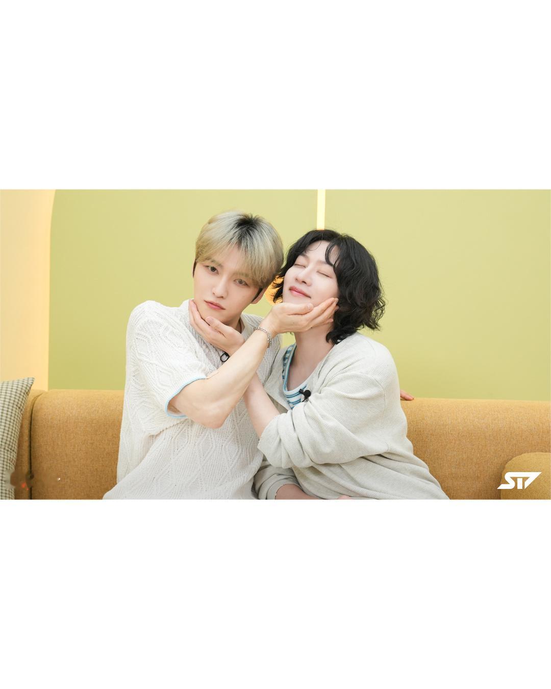 金希澈金在中互捧脸合照 对我眼睛很好！期待《Jaefriends》~金希澈出演金