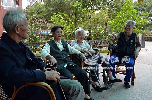 家门口的社区养老服务全面铺开，吃饭看护，老年人不用再发愁
 
以前很多中老年人最