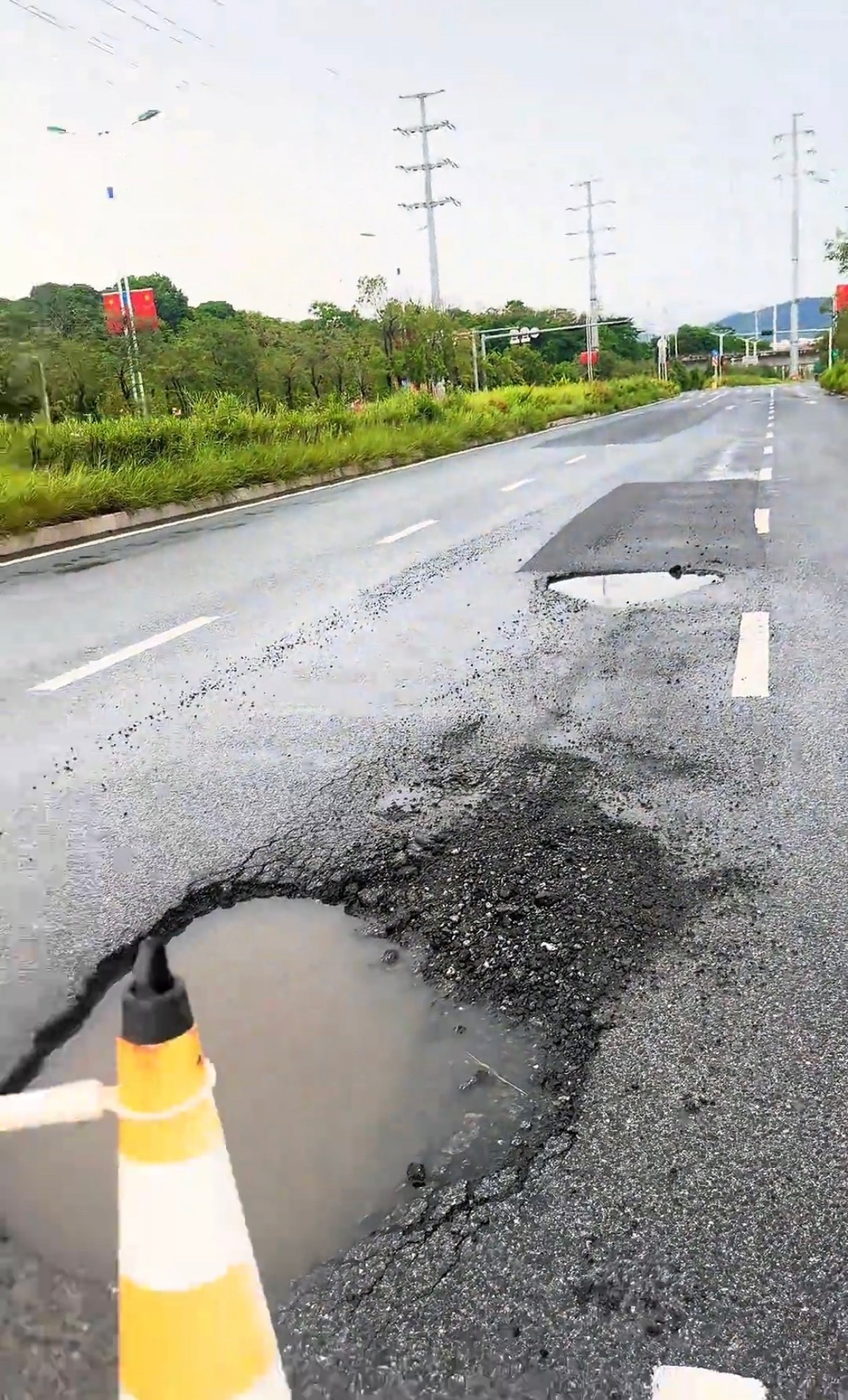 【玉林教育东路北站路段有路坑汽车中招】6月26日，网友爆料称：玉林市教育东路北站