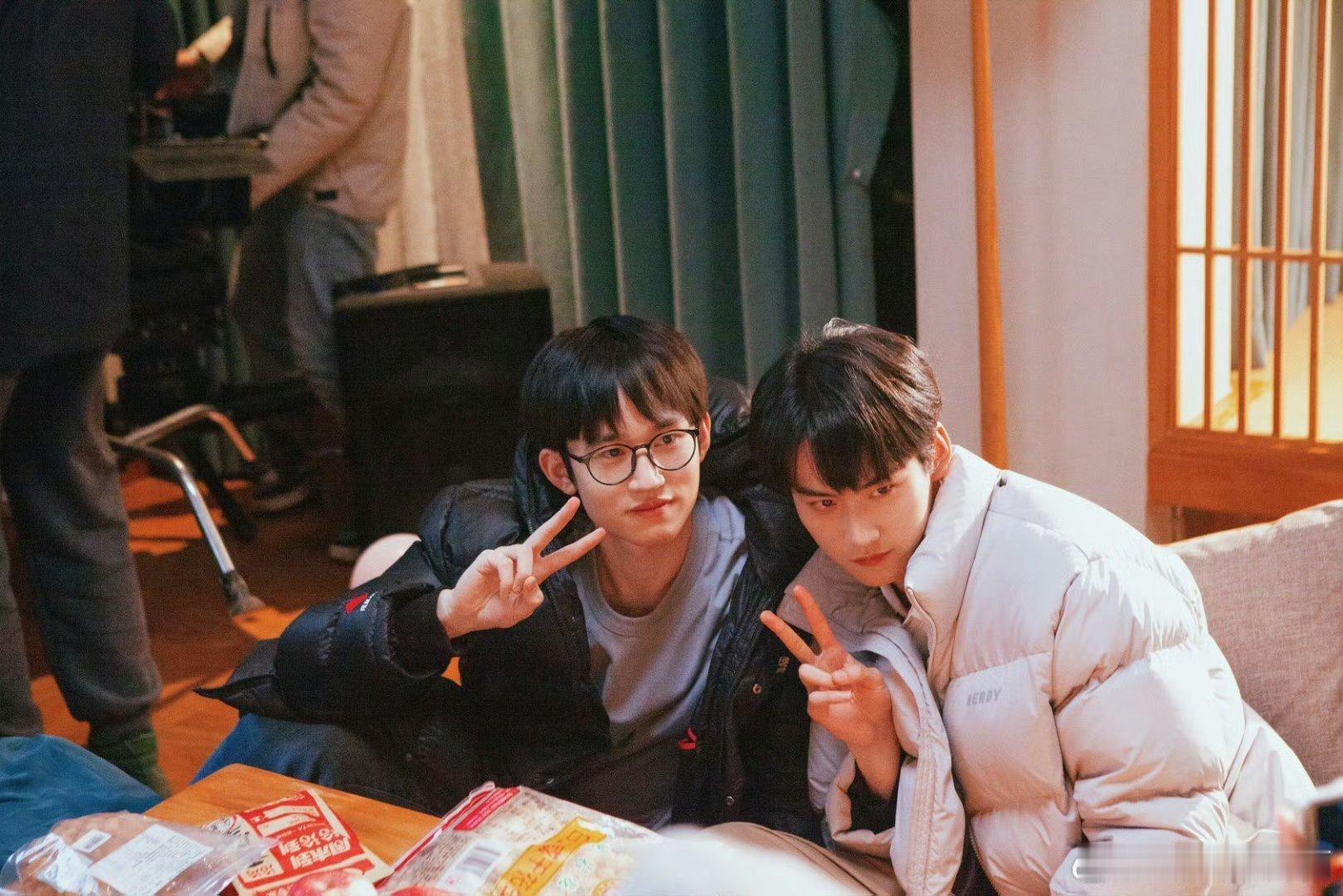 周柯宇没给宋丛留一点面子 周柯宇太狠了，把宋丛的黑历史全翻出来，毕业煽情直接变笑