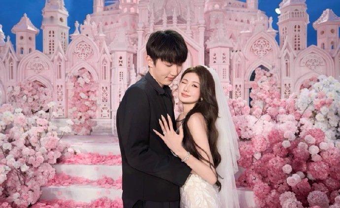 网红陈一娜被求婚 陈一娜晒出被男朋友求婚视频，周周小可爱直播时也祝福好姐妹永远幸
