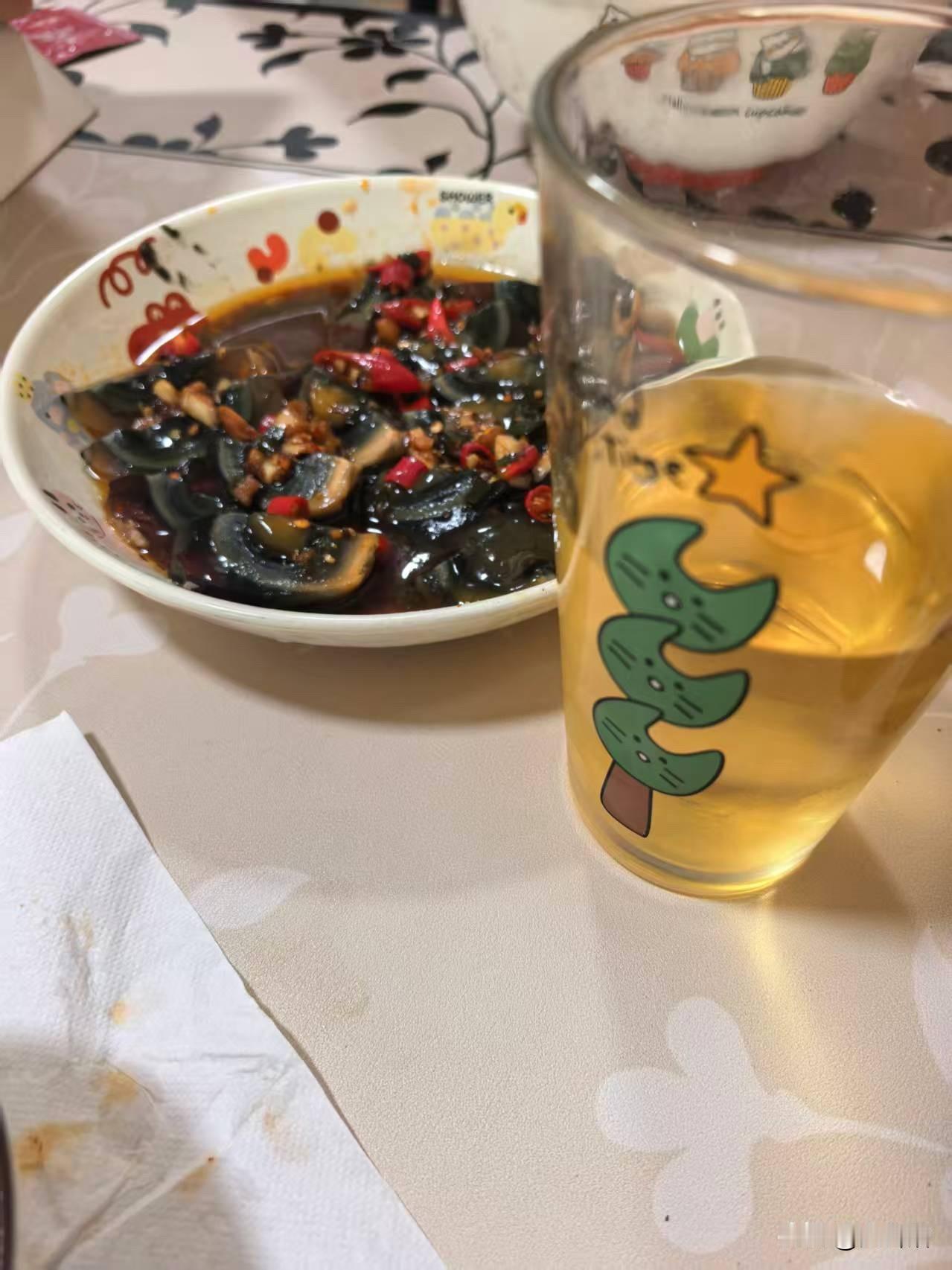 夏日炎炎，唯有啤酒➕凉拌菜不可辜负，一杯下肚清凉又解渴，一瓶下肚微醺但意犹未尽，