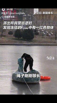 爱国旗，永远是中国人刻在骨子里的信仰！
近日，新疆库车，派出所民警巡逻时发现冻结