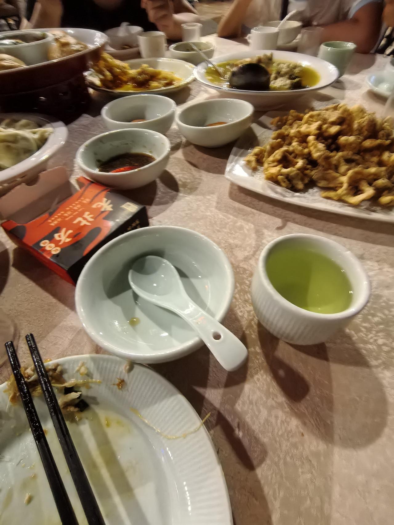 今天是中秋节，来深圳与家人们一起团聚，吃团圆饭，妹妹请客在外面吃的，太丰盛了。