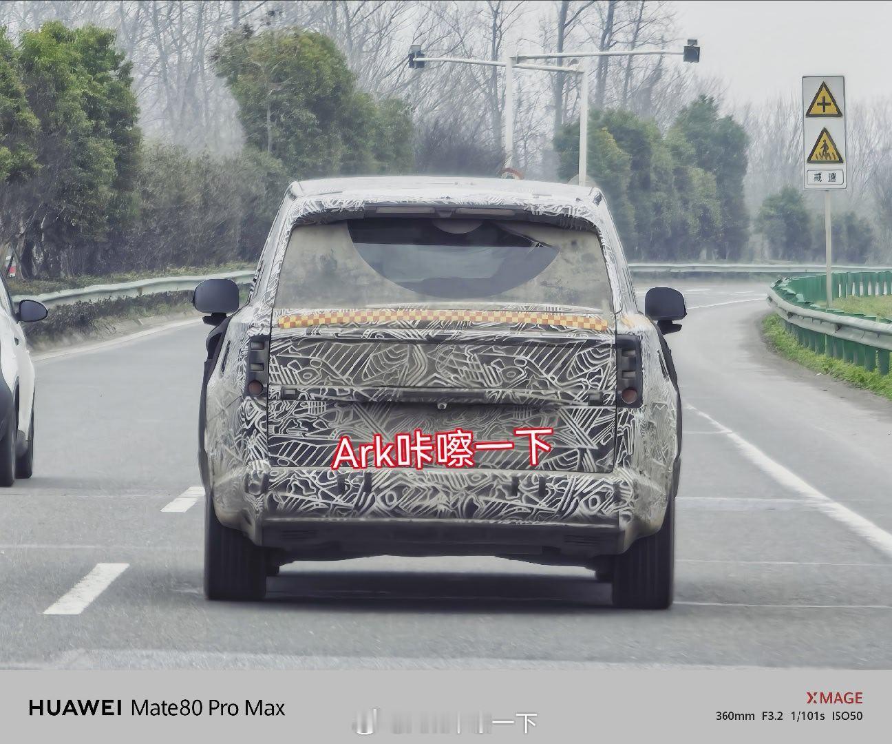 好好好，遇到小米YU9了，一开始我还在纳闷是哪家的大型SUV呢，光看后视镜判断不