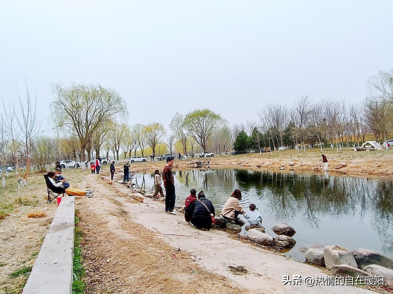 快来，这里满是幸福“烟火气”！
周末不追景点，专寻这方水边。
只为满足两岁小孙儿