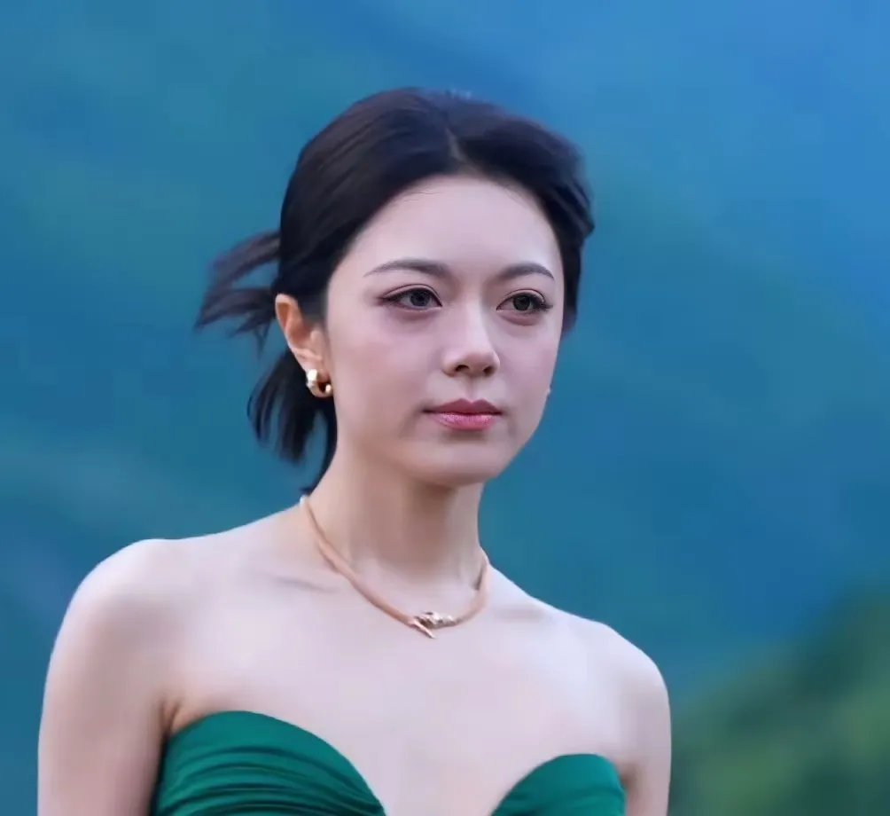 五官底子其实很好，眉骨高、鼻梁也挺，本来可以形成好看的深眼窝。可惜眼睛稍微凸一点