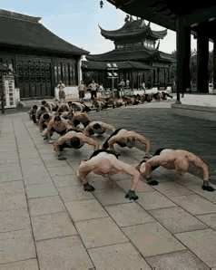 逆天了！整齐划一的“鳄鱼爬”！场面颇为吸睛与令人震撼！据说，这是新兴的一种健身方
