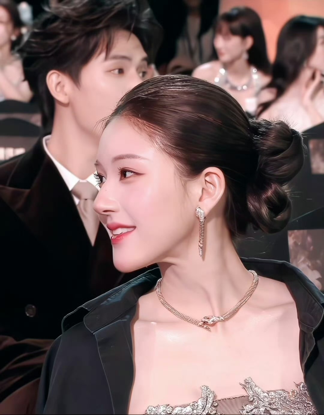 炳胜在等赵露思登台，还要多久啊，腾讯视频真的很烦明天得上班