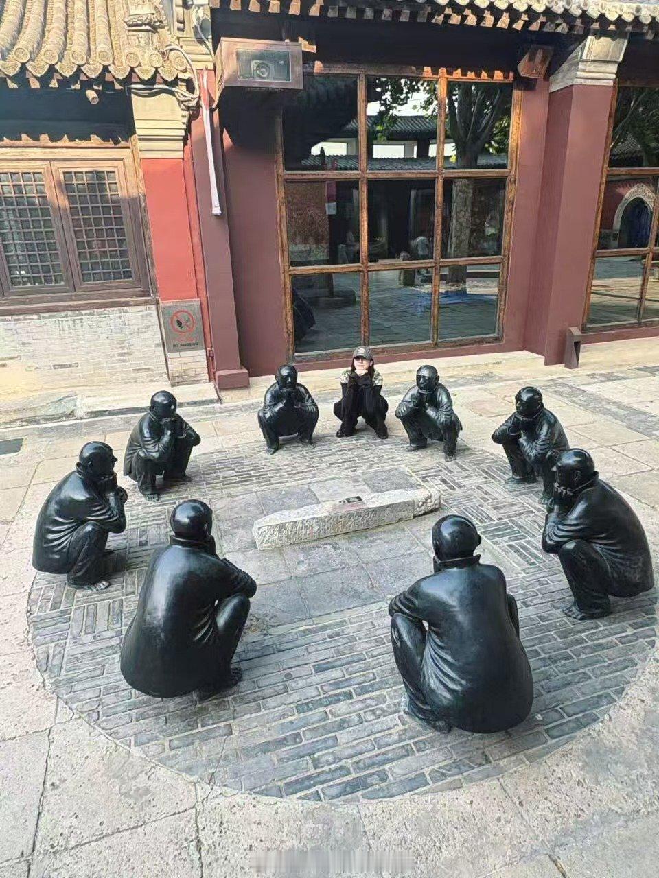 迪丽热巴和雕像融为一体迪丽热巴蹲在地上托脸 好可爱 ​​​