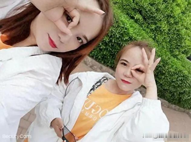 塑料姐妹花？刷短视频意外相认后，这对双胞胎姐妹却走向决裂。电话拉黑、微信删除，昔