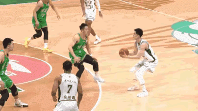 这是很明显的三分犯规，反倒是给了进攻的郭昊文犯规，有点不理解

郭昊文外线干拔跳