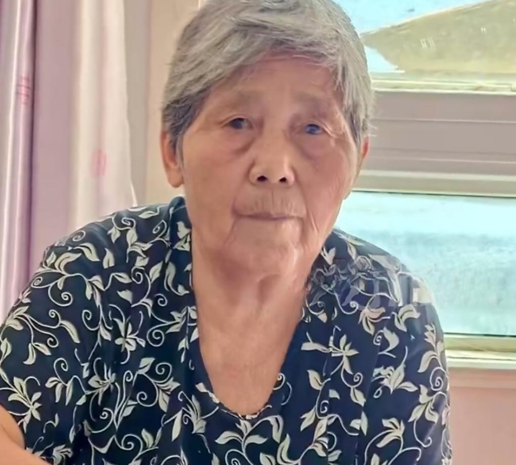 生活里最动人的善意，从来都藏在不起眼的举手之劳里。

近日，安徽蚌埠一段暖心视频