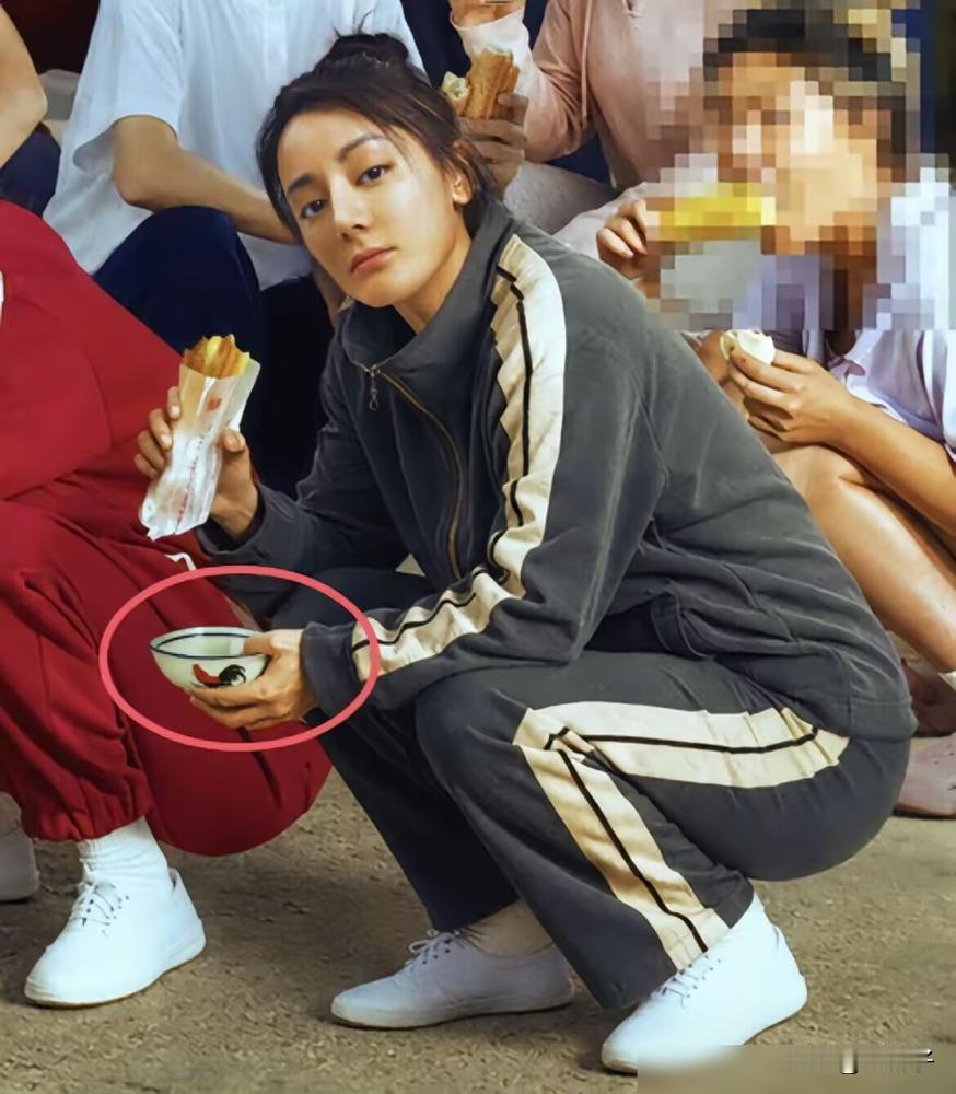 周星驰用了30年的公鸡碗，竟然藏着一个发财的秘密。
它不是什么普通道具，在闽南