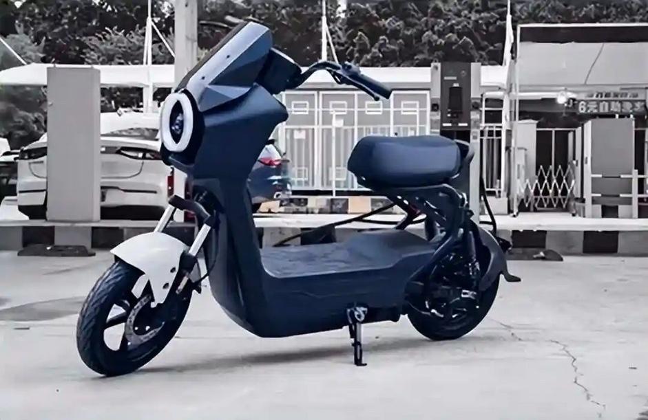 新国标电动车的确出现过几款很奇葩的车型，为了满足新国标的要求，没有考虑到车主个性