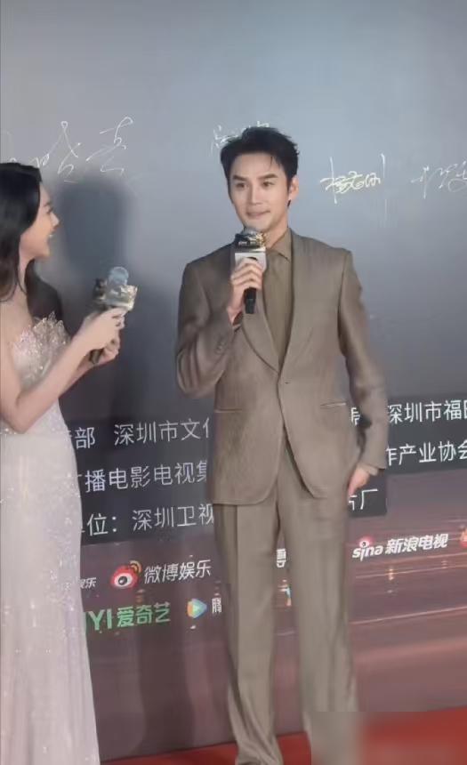 后台都在议论，说王凯这张脸哪像45岁，一开口更是直接砸了多少专业主持的饭碗。
 