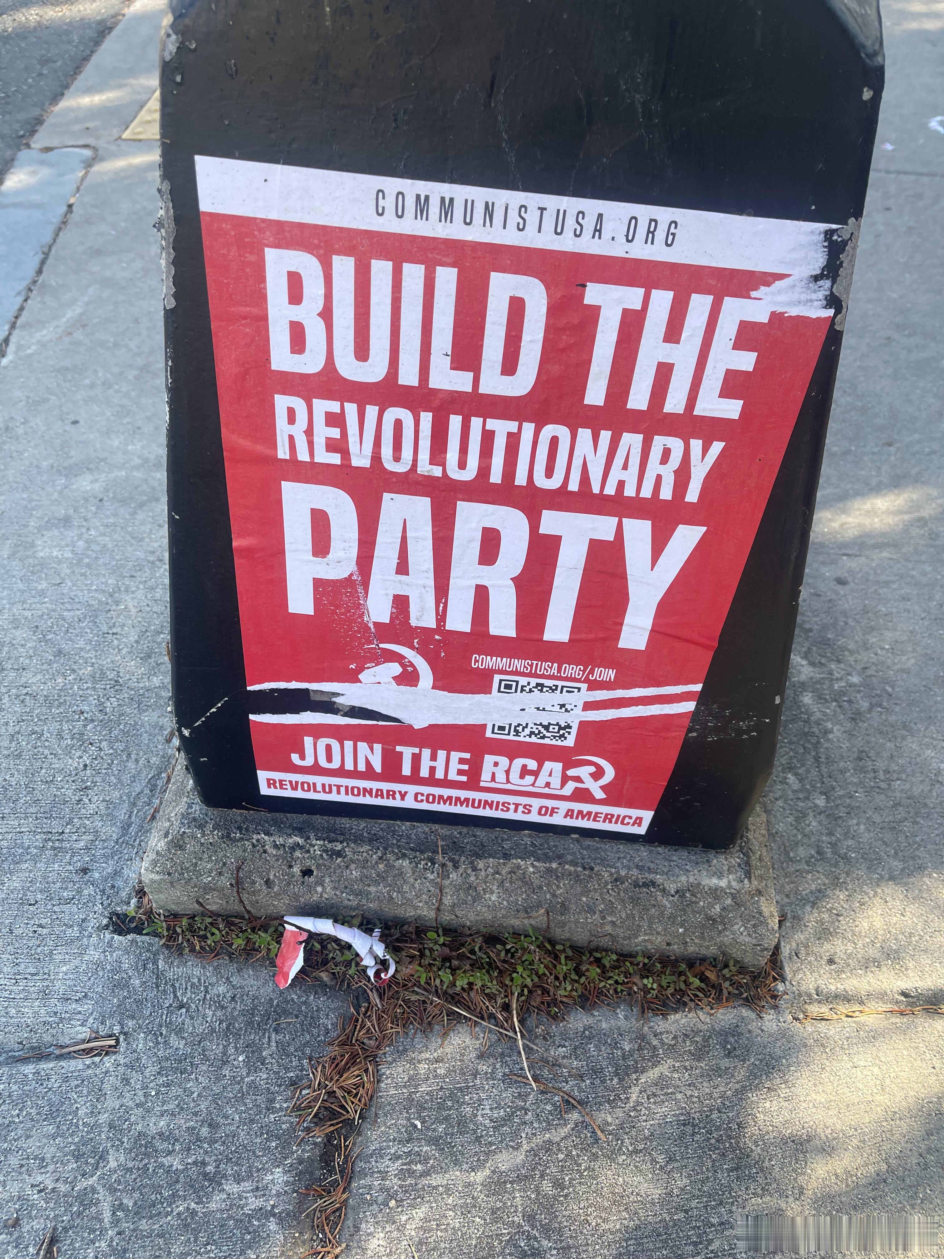 我家附近大街上，赫然发现这个。显然有人把二维码给破坏了。 