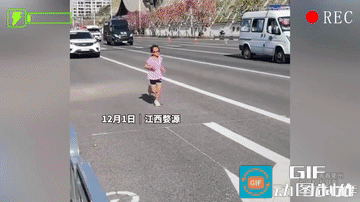 她是违规参赛？江西上饶，举办了一场马拉松赛事，一位父亲因体力不支放弃比赛，但6岁