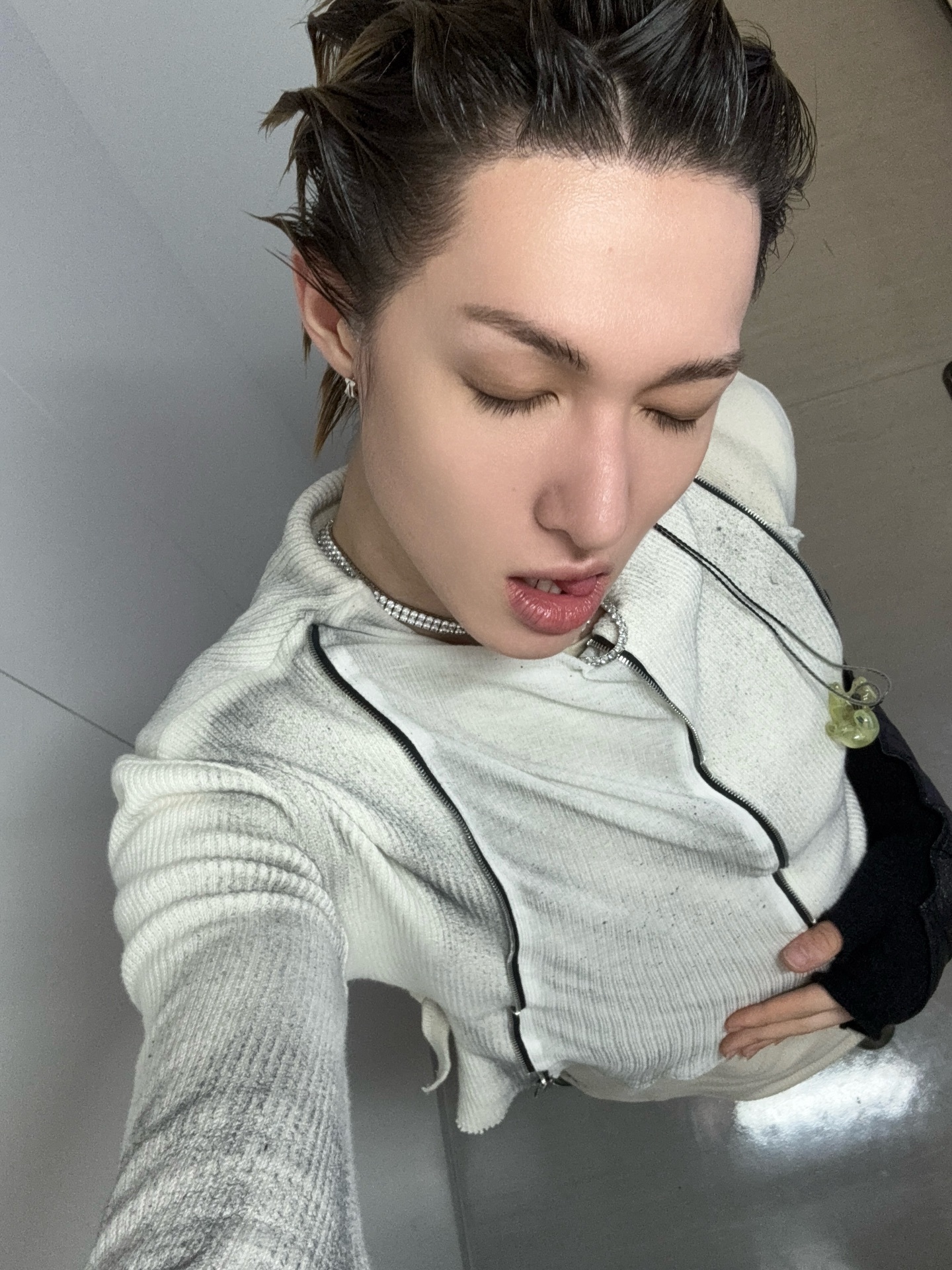他自拍为什么老是扶肚肚？ 