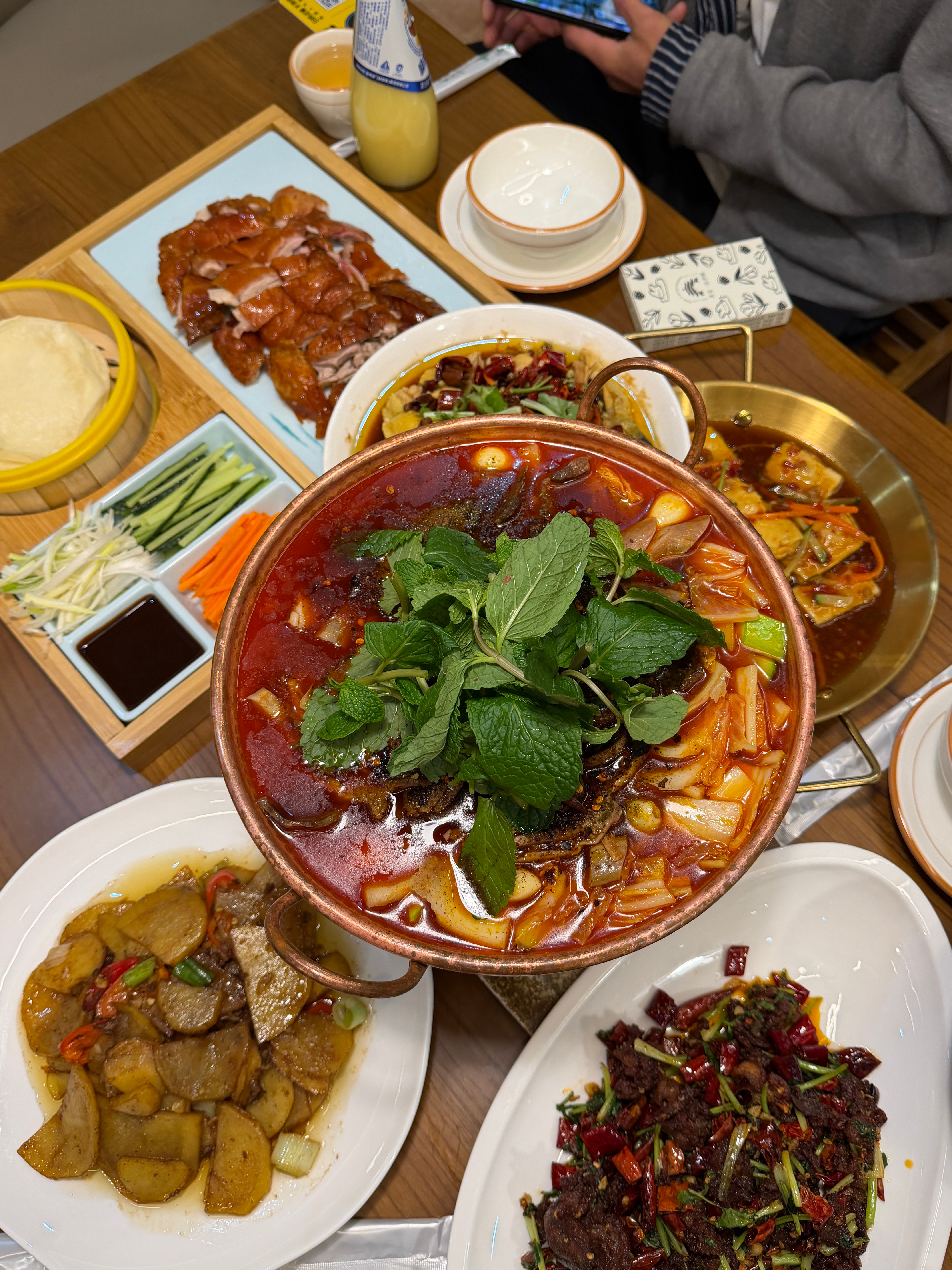 昨晚上呈贡的天好美！！我真的好喜欢开车上昆明 因为感觉可以和朋友在车里一直一直尽