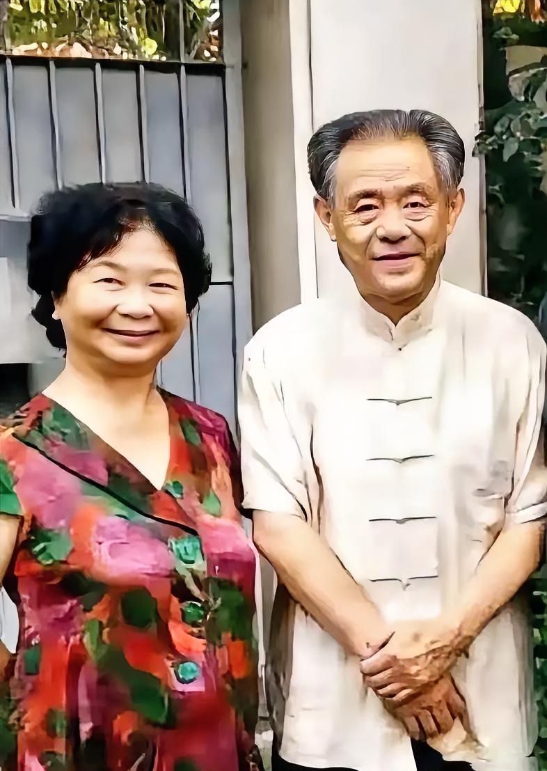 这回被扒个底朝天，网传他岳父姚远曾任江苏省政府秘书长，1985年退居二线当选江苏