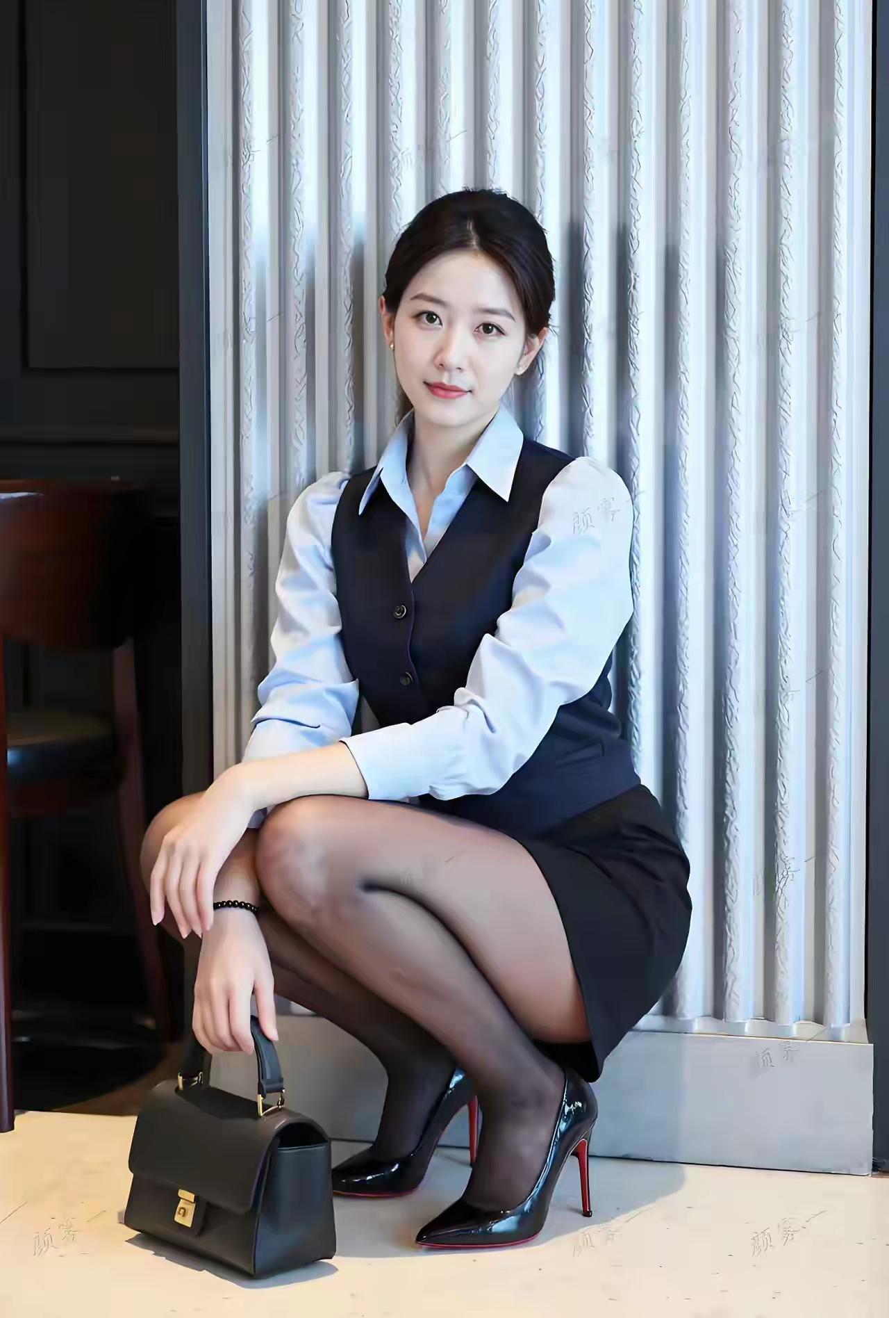 白衬衫，蓝马甲，傲娇的身材，气场全开，
为什么职业女性喜欢穿高跟鞋，黑丝袜，包臀