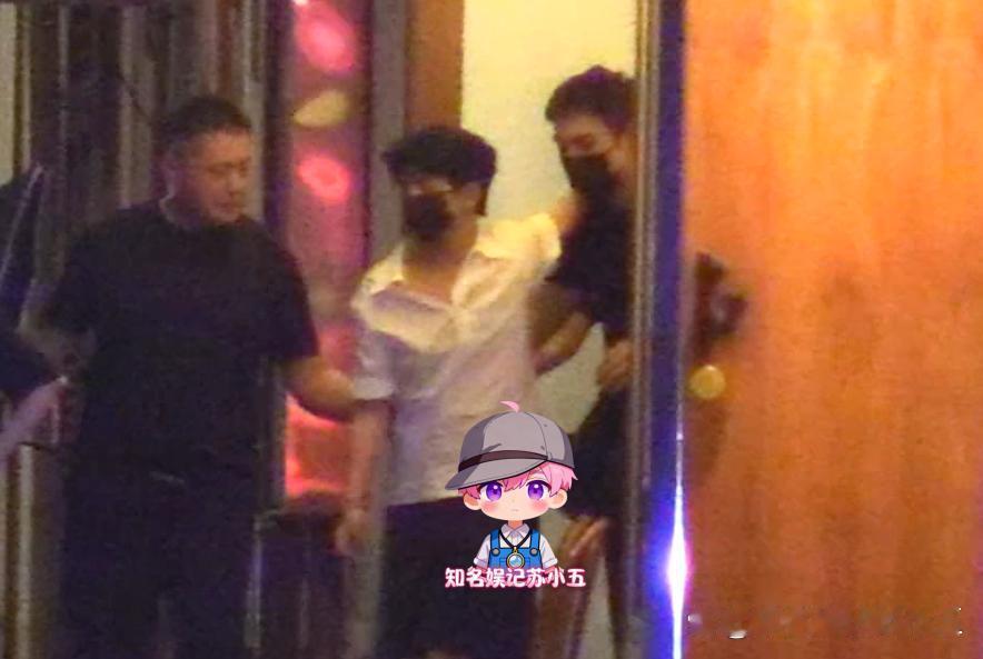 杨洋醉酒被张彬彬搀扶 杨洋 杨洋醉酒张彬彬搀扶