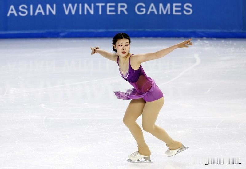 女性自我成长是一场“自我叛乱”，要推翻被外界定义的“她”，打造真正的“我”。
首