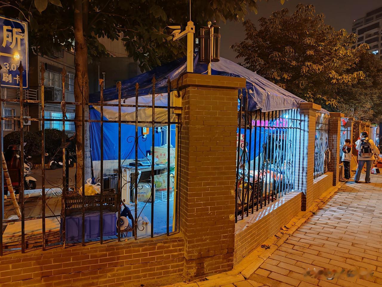 #秋日生活打卡#
        夜幕降临，行人匆匆，围栏旁的小贩忙碌着，生活在
