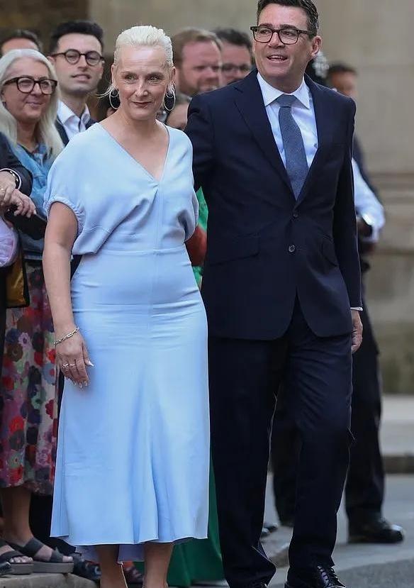英国新首相安迪·伯纳姆夫妇亮相唐宁街，夫妻俩明明同岁都是56岁，站一块看着却像母