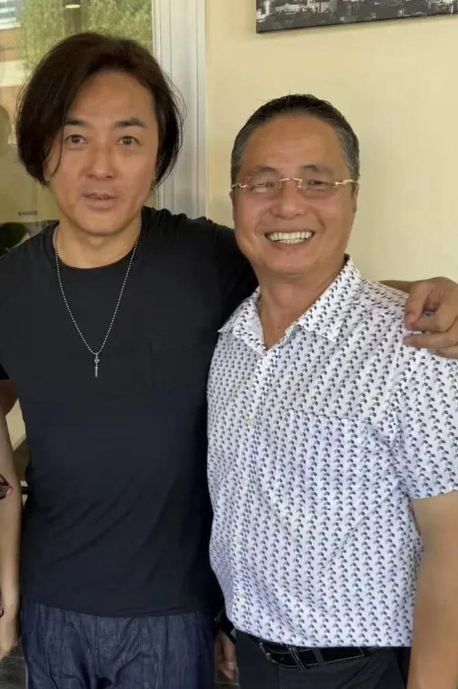 58岁郑伊健在美国出现，他的状态好差，面容沧桑憔悴，仿佛被掏空了，黑眼圈很重，像