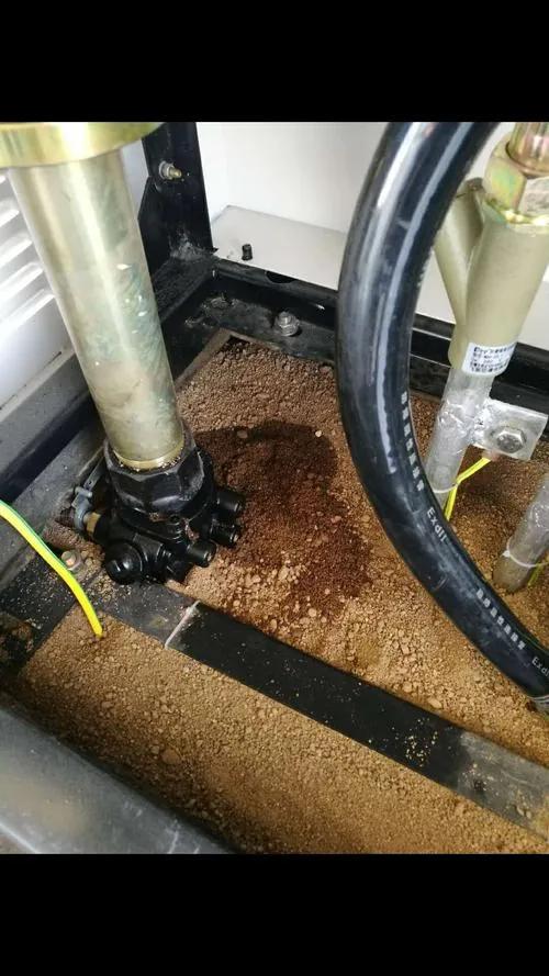 工业冷水机漏油故障该怎么解决?工业冷水机出现漏油故障，可按以下方法解决：
初步处