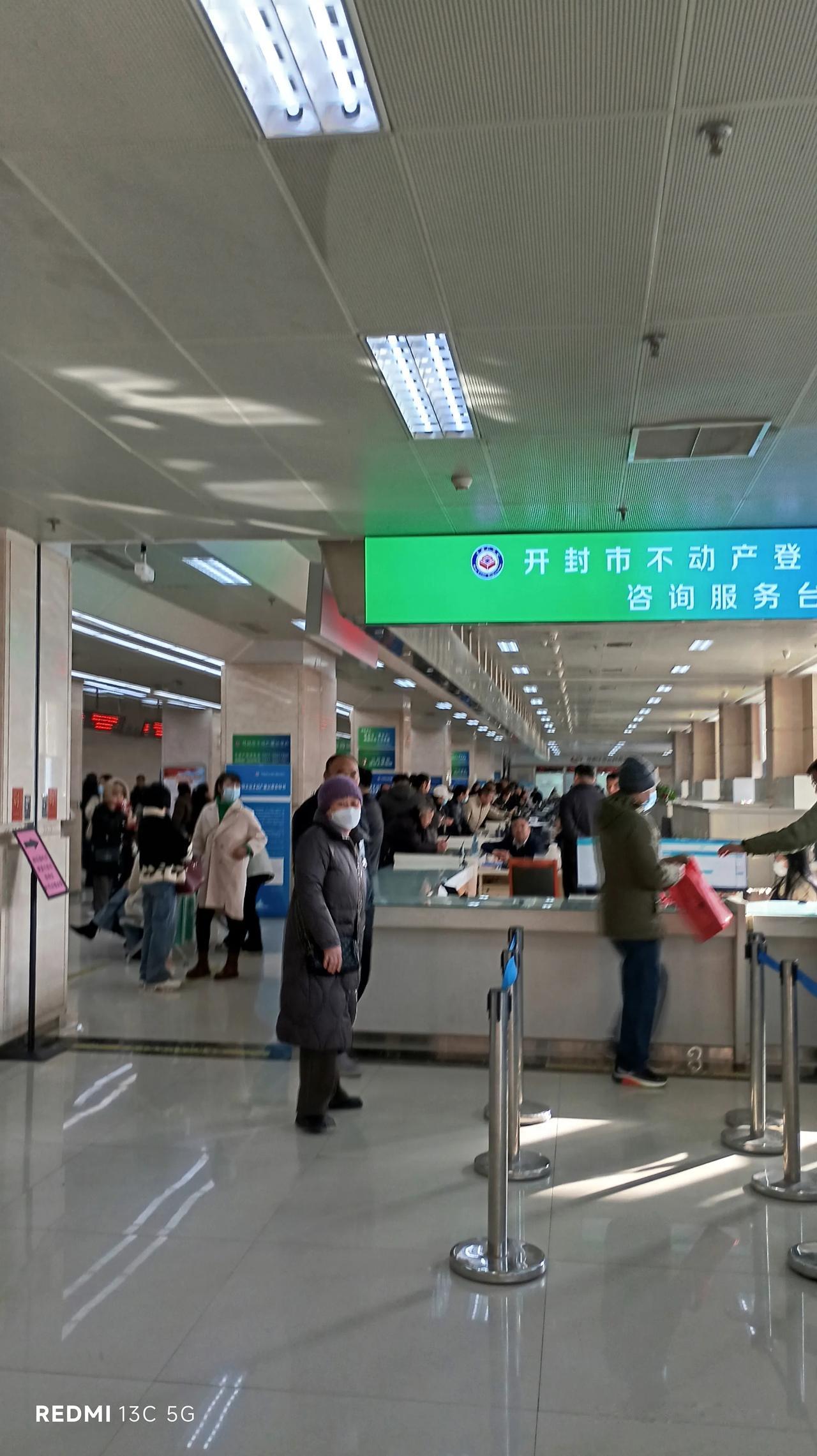 这里是开封市民之家房地产过户的地方，位置在开封市民之家大厅东侧。这里每天总是热闹