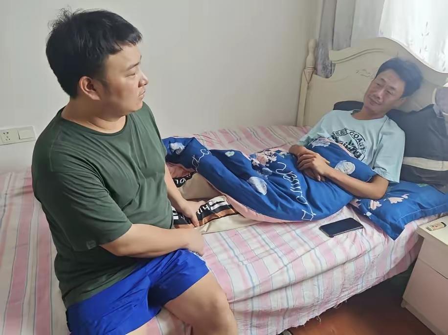 一句跟我回家，温暖了流浪少年十六年，也让这份善意长成了撑起家的脊梁。

18岁的