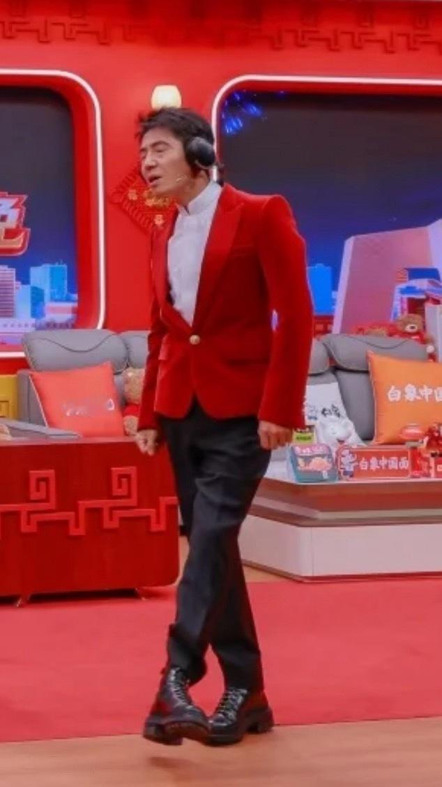 撒贝宁的鞋跟真高，他是来搞笑的！这个鞋肯定还有内增高（至少两个哈哈哈哈哈哈哈） 