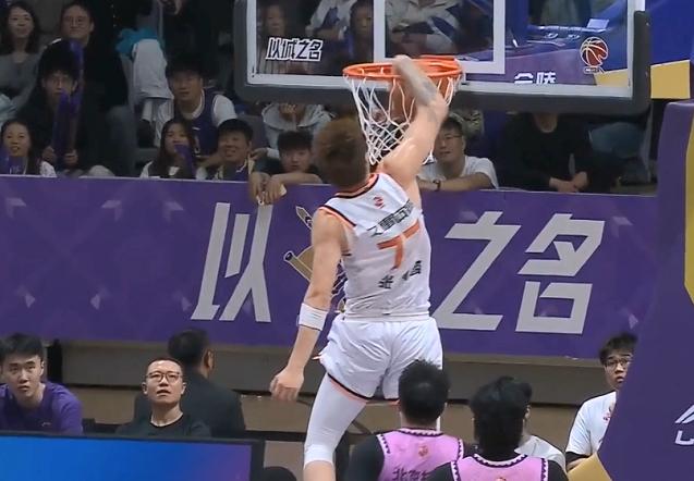 张镇麟挂筐劈扣，五佳球！
北京时间10月19日，上海与北控的比赛来到第三节最后一