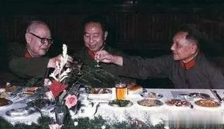 1976年10月，在逮捕“四人帮”当月的政治局会议上，华国锋宣布了三条原则：
一