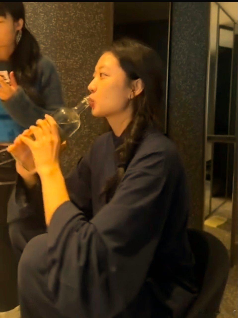 好像是千千喝高了，私下拿瓶直接灌——确定这是我们的孙千？谁教她这么喝酒的？  ​
