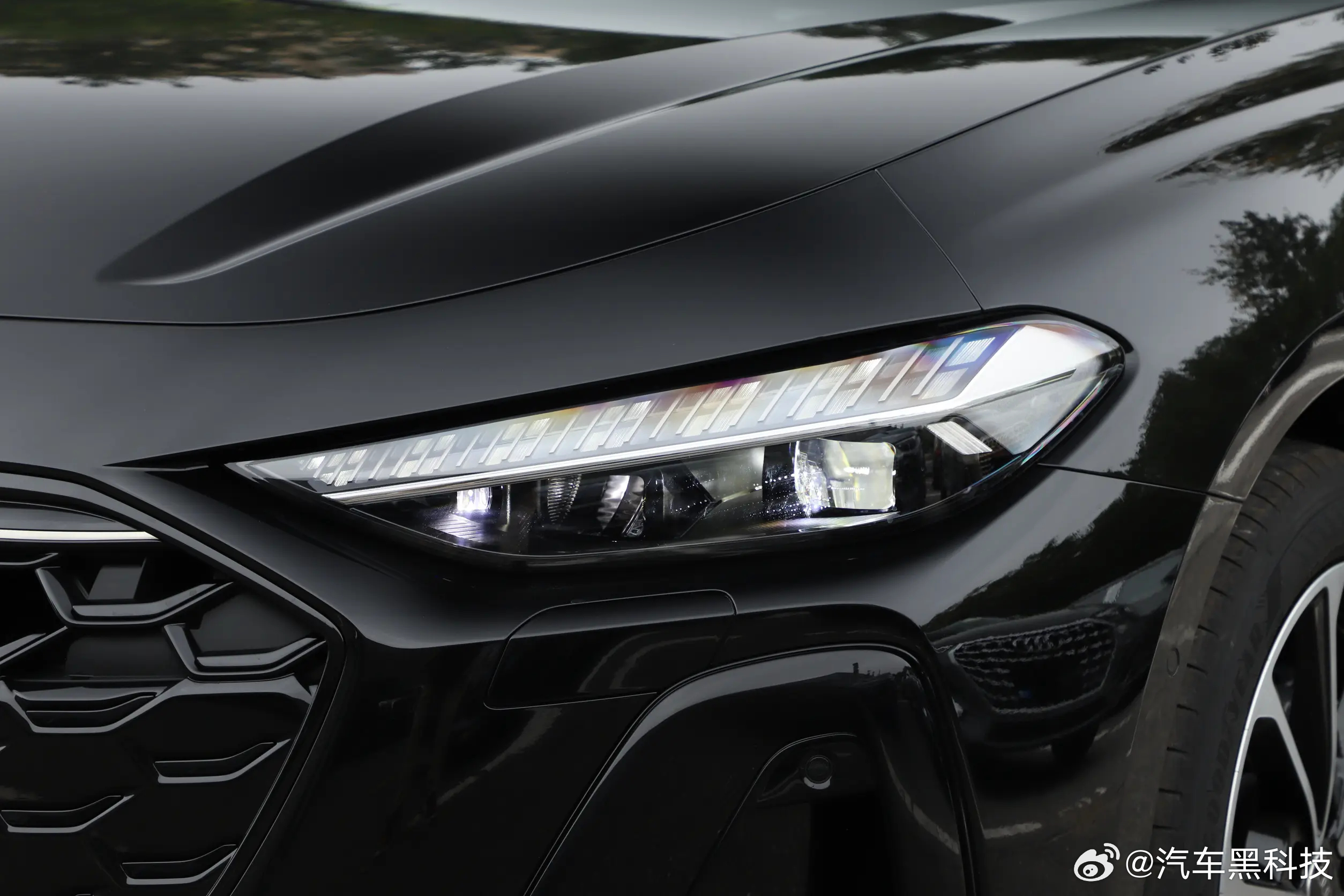 猜个车灯吧~ 写上答案，转发该条微博，抽个新浪马年公仔~  抽奖详情