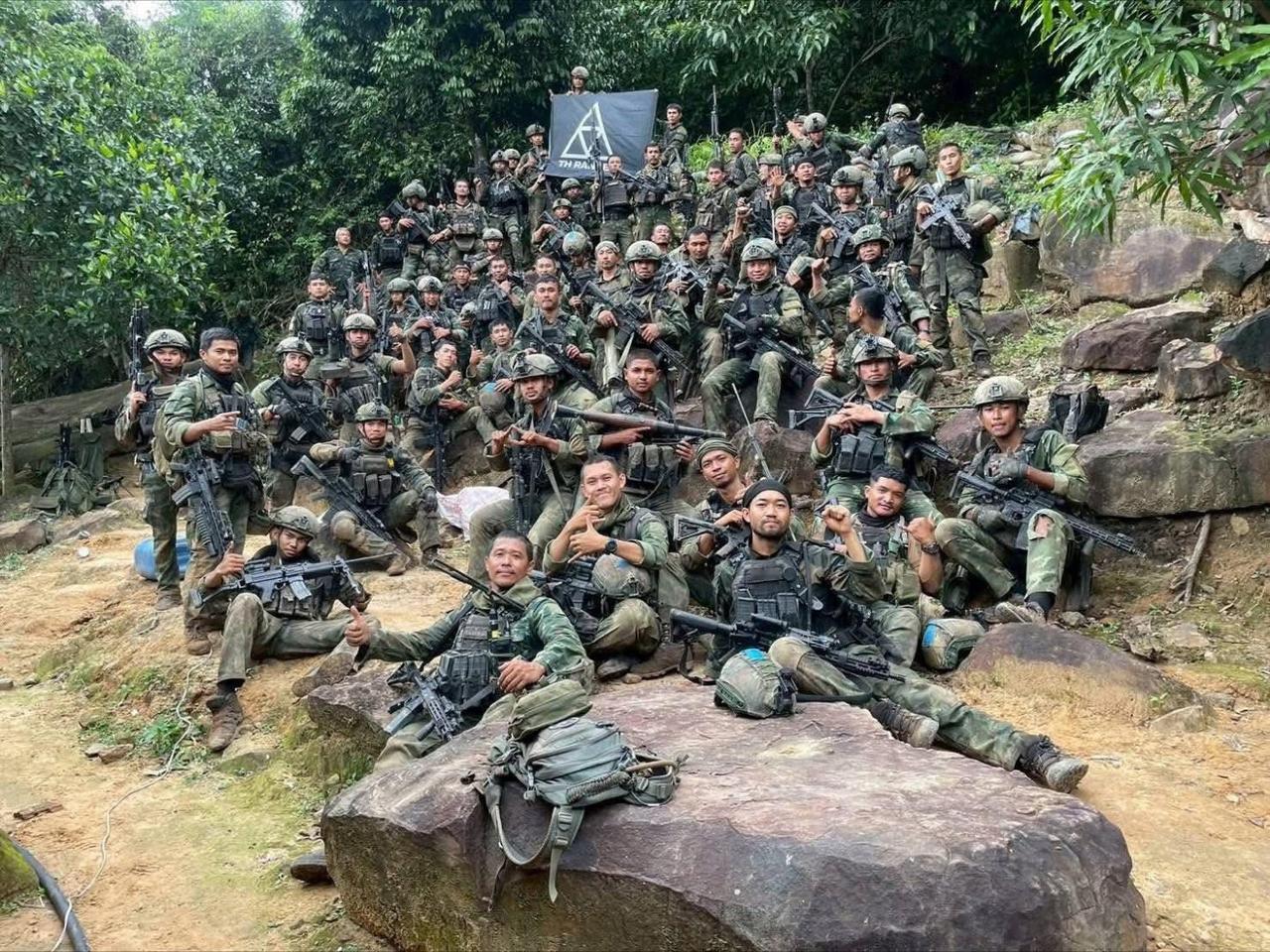 拿下普马奎亚高地完成任务后撤下山合影的泰国陆军特战部队游骑兵，可以看到大多数人都