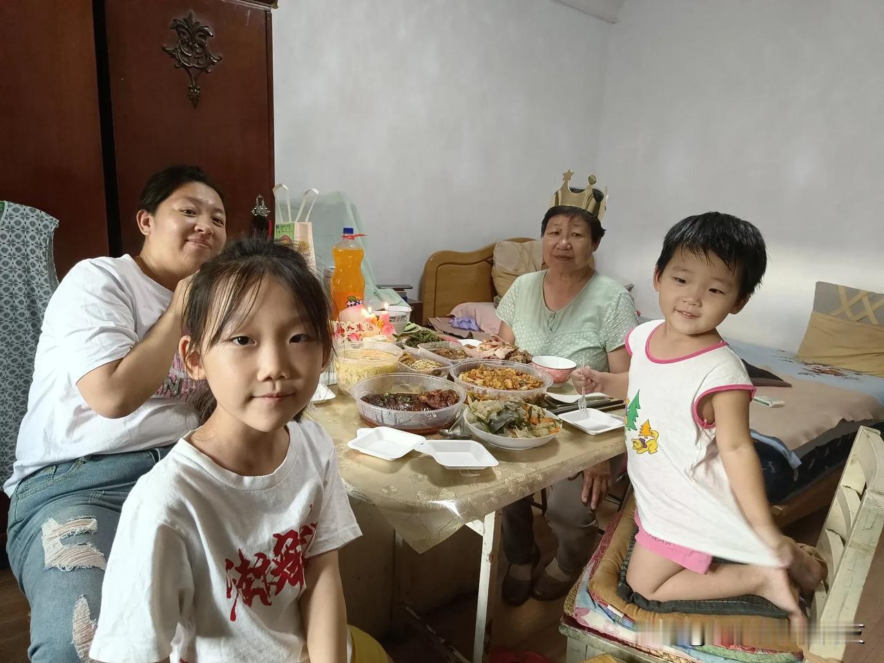 小时候过端午，想的是和朋友一起去玩，现在大了，总想看看和妈妈多呆一会，陪陪孩子。