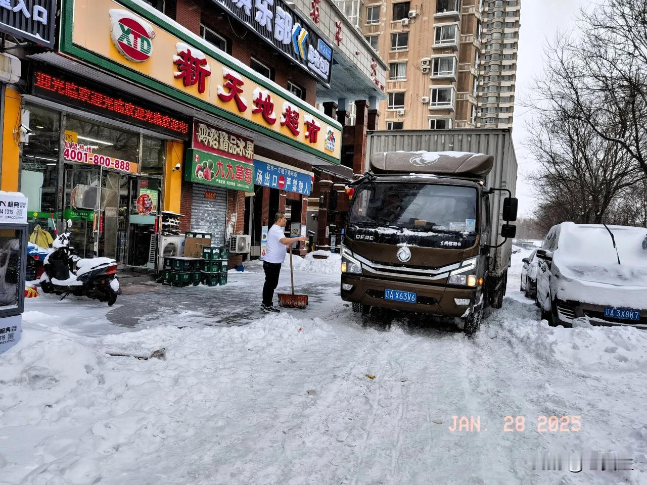 不服行吗！
        大雪真大，天气真冷。沈阳市今天最高气温-11℃，最低