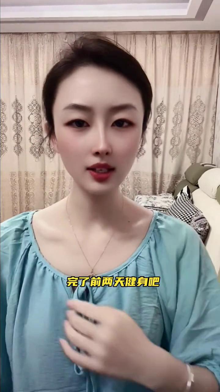 那些女孩儿都在打瘦肩针。
我也想打天鹅颈。这块叫天鹅颈，把这块肌肉弄下去，这样就