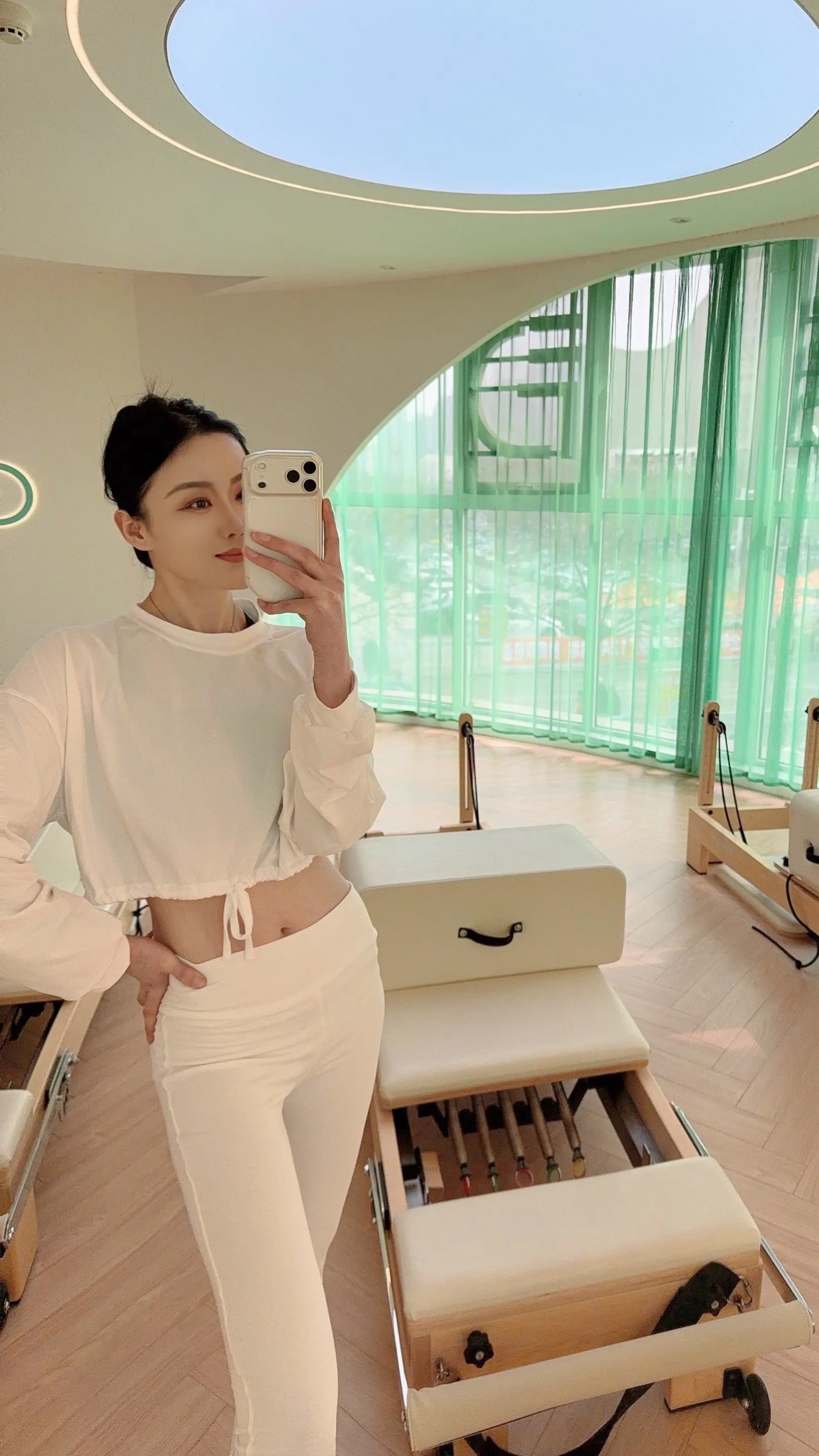 女人一定要爱上与美有关的事业，不蹉跎每一寸时光，坚持实现梦想..